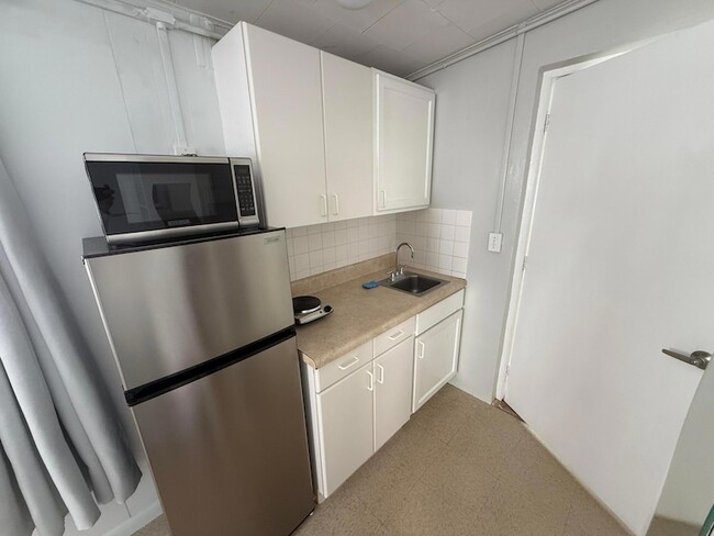 Building Photo - 605 E Coast Ave