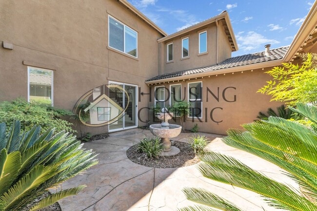 Building Photo - Beautiful Executive Home w/ Pool on 1/2 Ac...