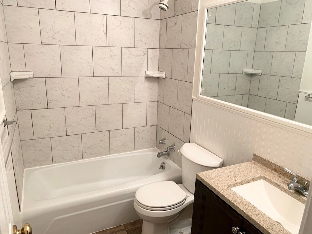 Tiled shower and bathtub - 4209 Northwest 57th Terrace