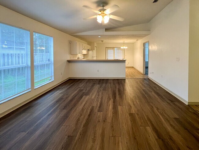 Building Photo - 3BR/2BA Home in Gated Turkey Creek!