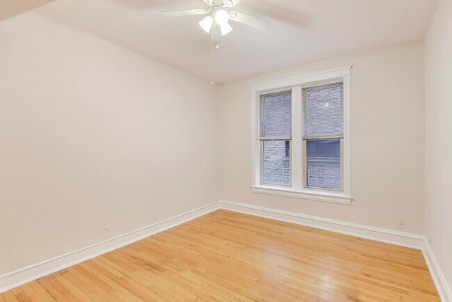 Building Photo - 4002 N Hermitage Ave