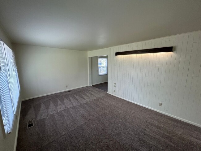 Building Photo - 2 Bedroom Single Family Home