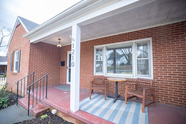 Building Photo - 1210 Mowbray Pl