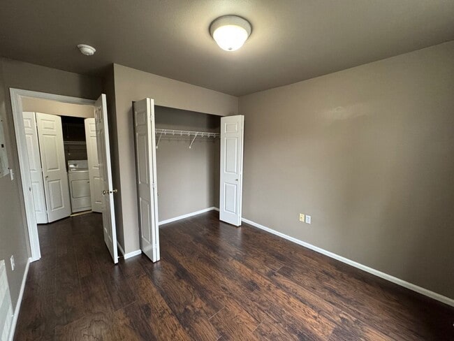 Building Photo - Gated 2 beds 2.5 baths townhome in Ashburn...