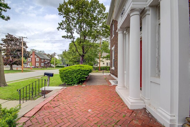 Building Photo - 4 Bed Stately Home