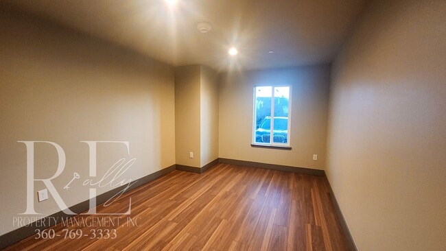 Building Photo - Modern 2-Bed Duplex Near PSNS with A/C, Ca...
