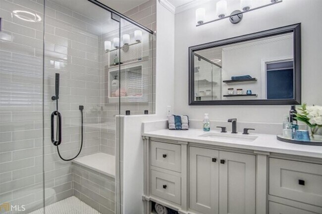 Building Photo - Discover the charm of this cozy single-family home, where your dreams can take shape and flourish!