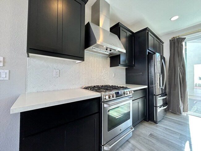 Building Photo - Beautiful Modern 3 Bedroom With Solar! - Apply Today!