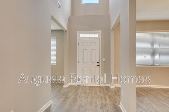 Building Photo - 560 Post Oak Ln