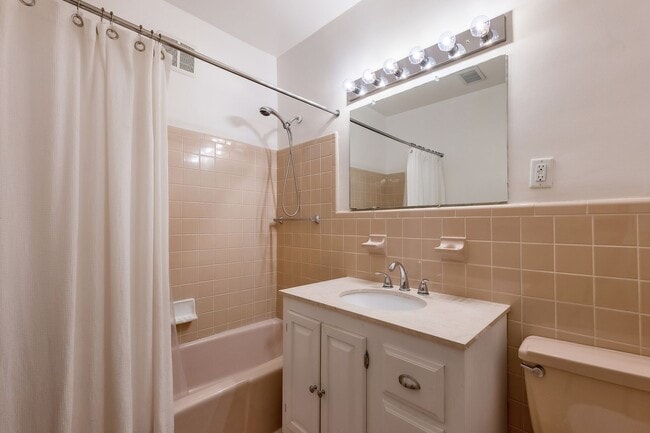 Building Photo - Classic Chevy Chase Charm in NW DC Availab...
