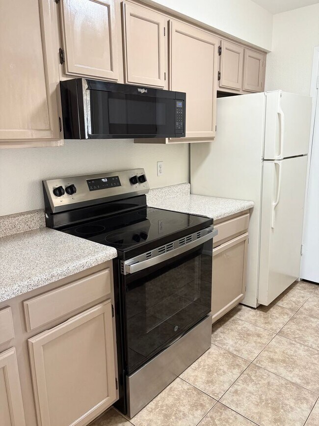 Primary Photo - **GREAT 2 BEDROOM/2 BATHROOM/GATED CONDO I...
