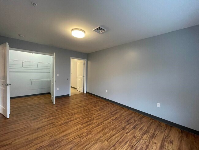 Building Photo - 15 E Ridge Dr