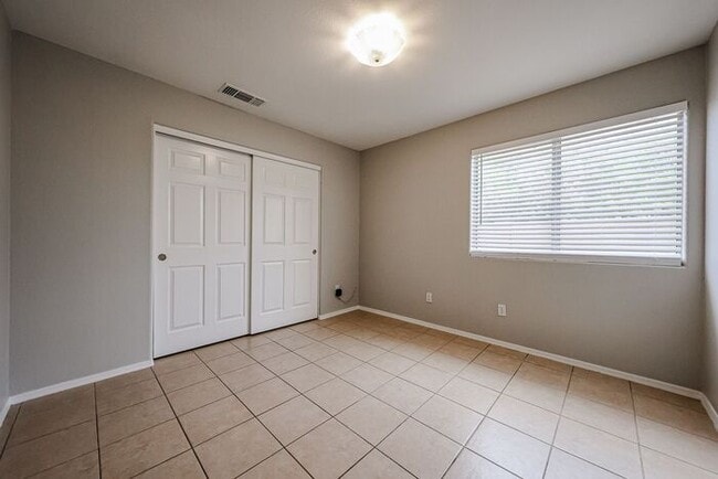Building Photo - 5BD 3BA with Pool in West Chandler!
