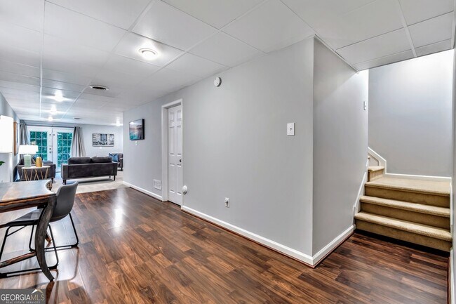 Building Photo - 1897 Mt Vernon Rd