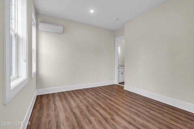 Building Photo - 527 Bangs Ave