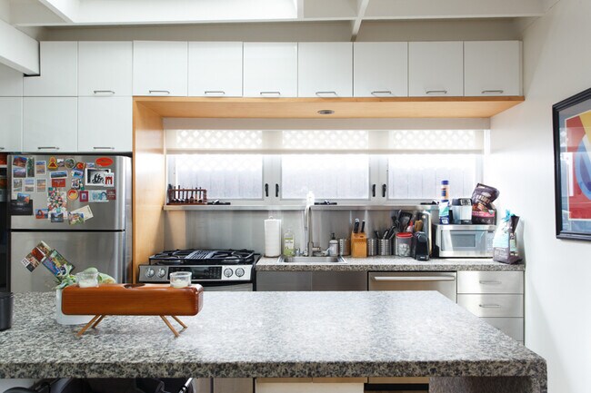 Building Photo - 2036 Walgrove Ave