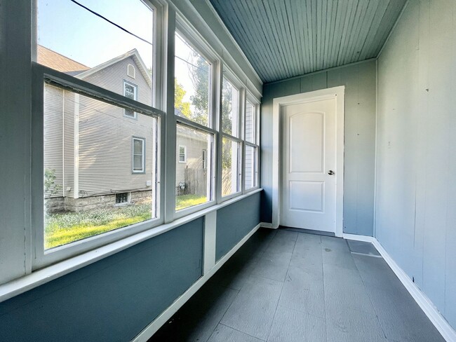 Building Photo - Five Bedroom Home in Muskegon