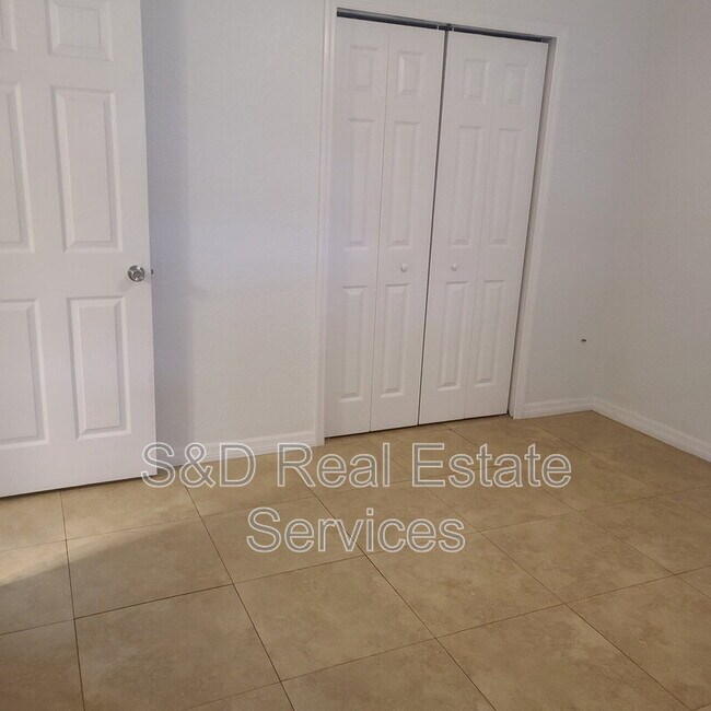Building Photo - 2415 S Crystal Lake Dr