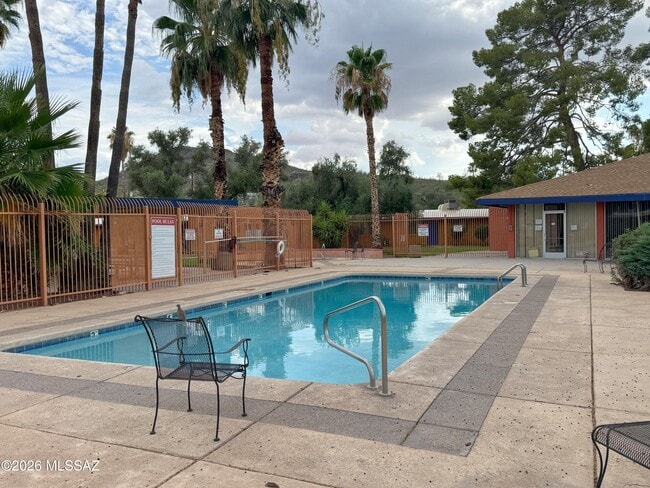 Building Photo - 350 N Silverbell Rd