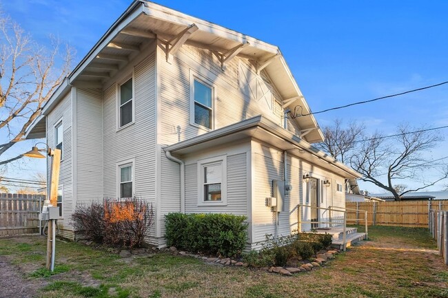 Building Photo - 915 N Center St