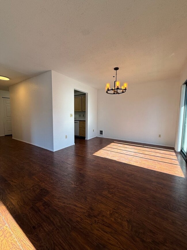 Building Photo - Well Maintained 2BD/2BTH Lynnwood Condo for Lease in Gated Community!