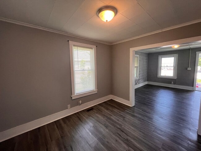 Building Photo - 2 bedroom 1 bath home in Rock Island