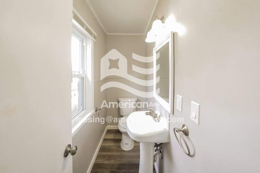 Building Photo - 238 Bruce St