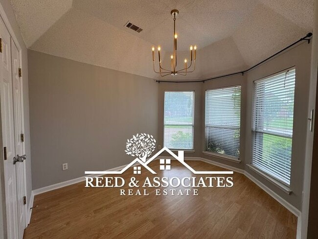 Building Photo - 3 Bedroom in Oakland!