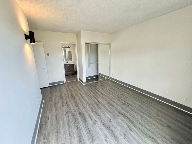 Building Photo - 3359 Mentone Ave