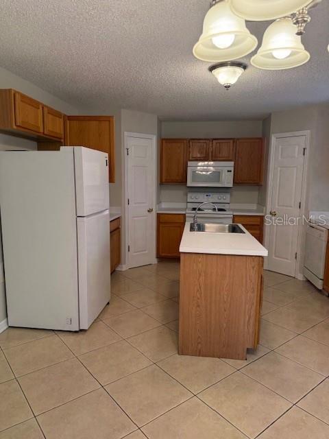 Building Photo - 744 Paris Dr