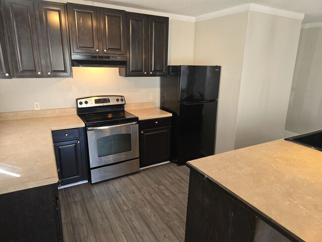 Building Photo - 2 Bedroom 1 bath duplex very close to Colu...