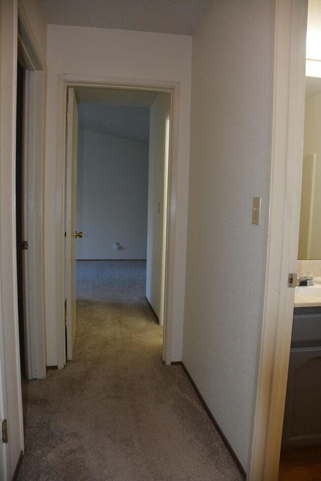 Building Photo - Hillcrest area 2 bedroom, 2 bath with 2 ca...