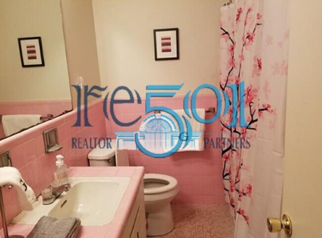 Building Photo - Lovely Home Near UALR