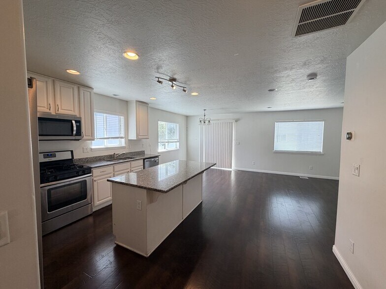 Building Photo - 15108 Honor Dr