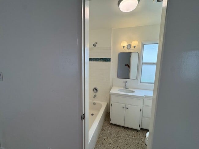 Building Photo - Charming Meets Modern – Renovated 2 Bed / ...