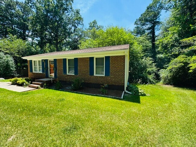 Building Photo - Remodeled ranch with fenced in yard!