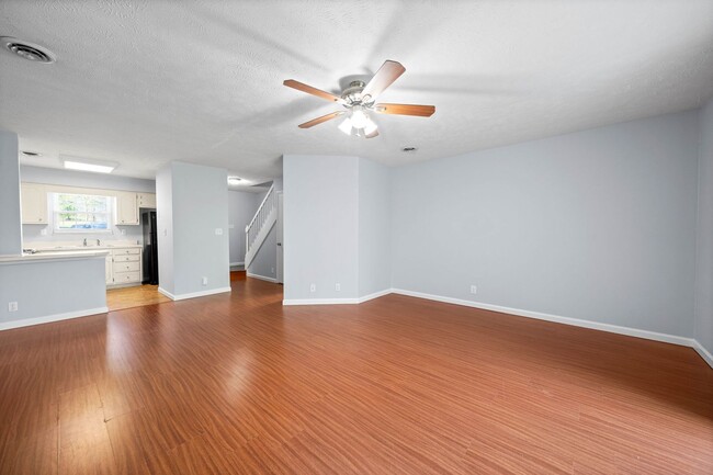 Building Photo - 2 Bedroom Condo For Rent Near Post!