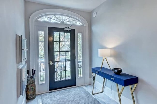 Building Photo - 518 Lamar Ave