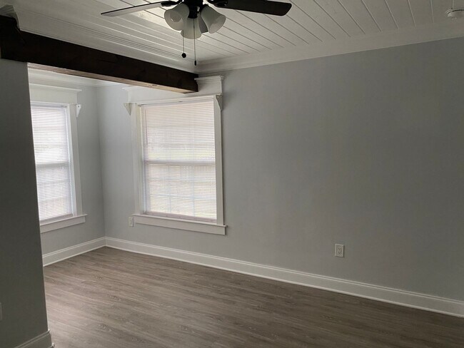 Building Photo - Beautifully renovated home!