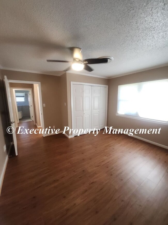 Building Photo - 1009 Robertson Ave