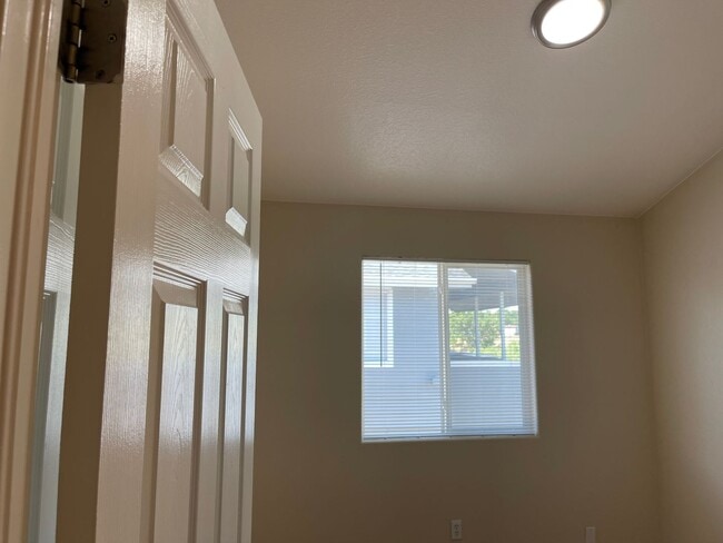 Building Photo - 1021 S Walden Way