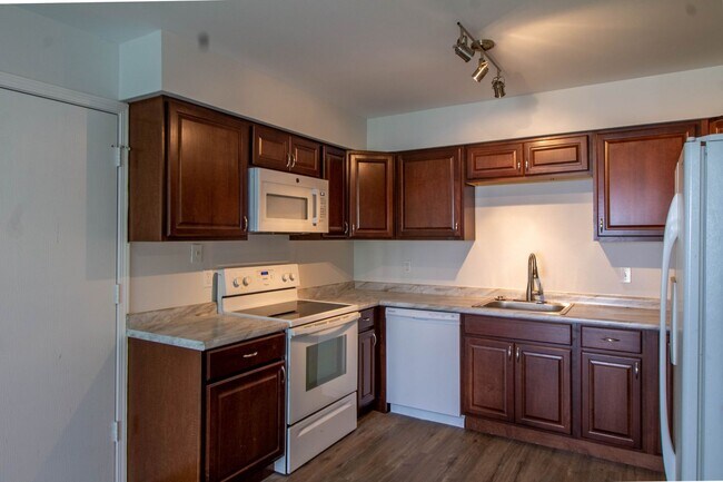 Building Photo - This conveniently located townhome is read...