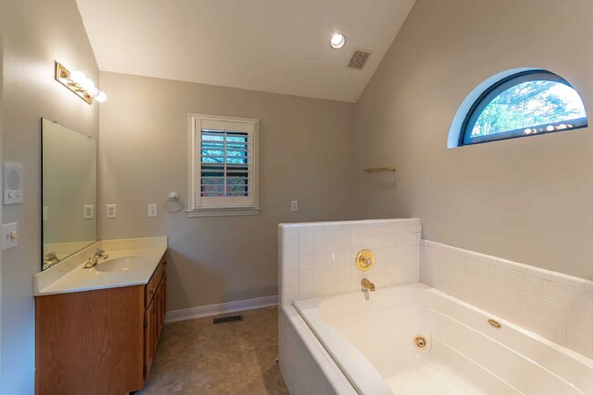 Building Photo - 3 bd/2bth w/fenced in yard, 15 min from do...