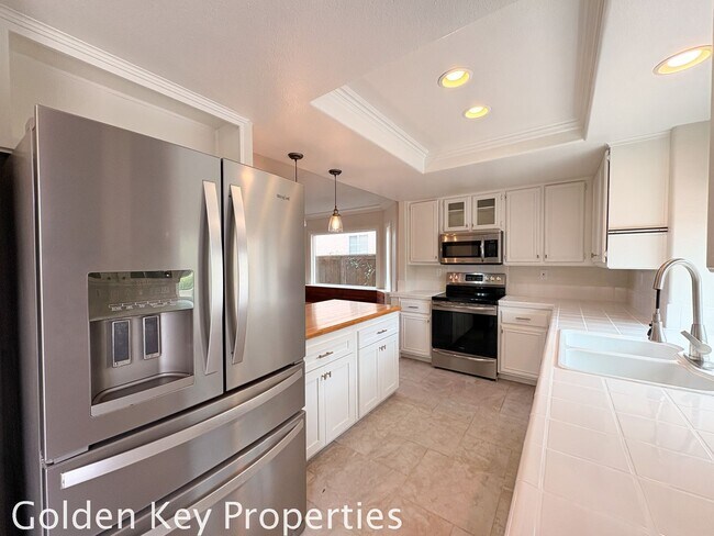 Building Photo - Welcome home to this spacious 4-bedroom, 3-bath home located in the Rancho Del Oro Community!
