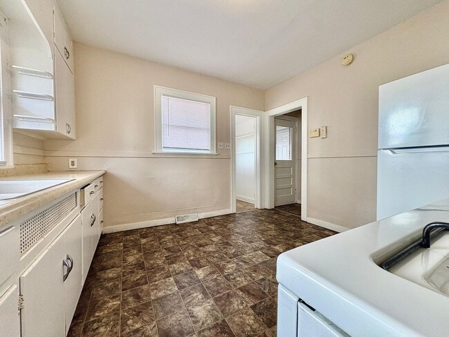 Building Photo - 1815 Kemble Ave