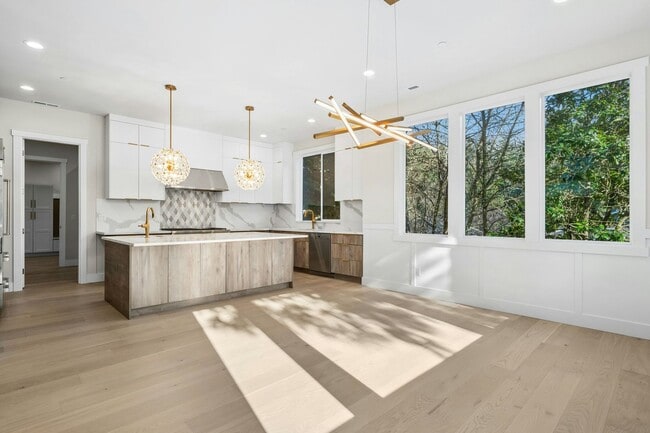 Building Photo - 5Bd/4.5Ba Bellevue House