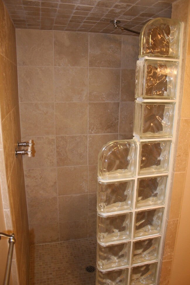 Building Photo - 5500 Lennox Ave