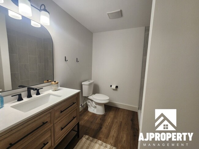 Building Photo - 5304 S Spirea Ave