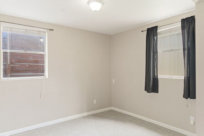 Building Photo - Spacious and versatile 6-bedroom, 2-bath split-level home