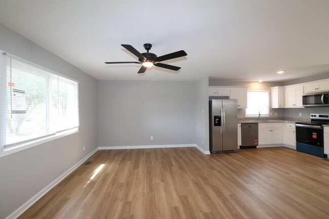 Building Photo - 115 Lynnwood Dr